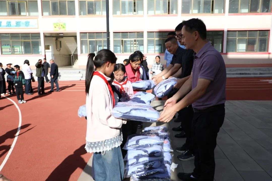 ཏེ་དབྱང་གི་ཚོང་པར་ལག་གདང་སྦྲེལ་ནས་འབྱུང་འགྱུར་མཉམ་དུ་སྐྲུན།