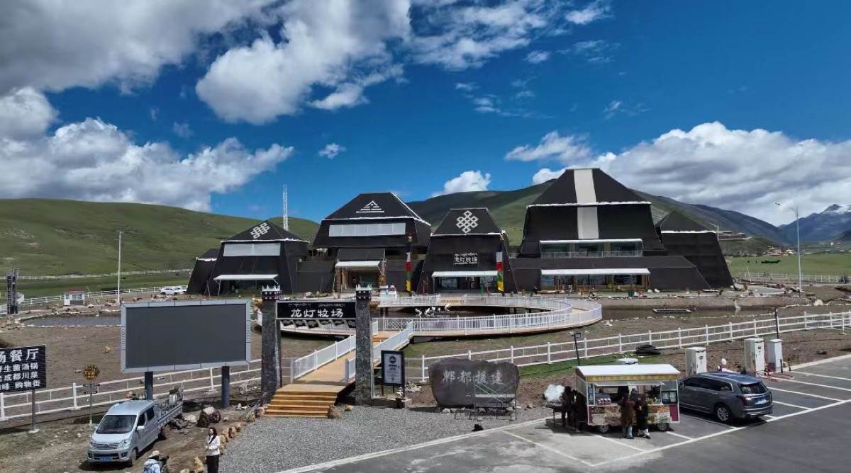 住最宏大的帐篷 当最纯粹的牧民 ——龙灯牧场打造高原牧旅融合新体验