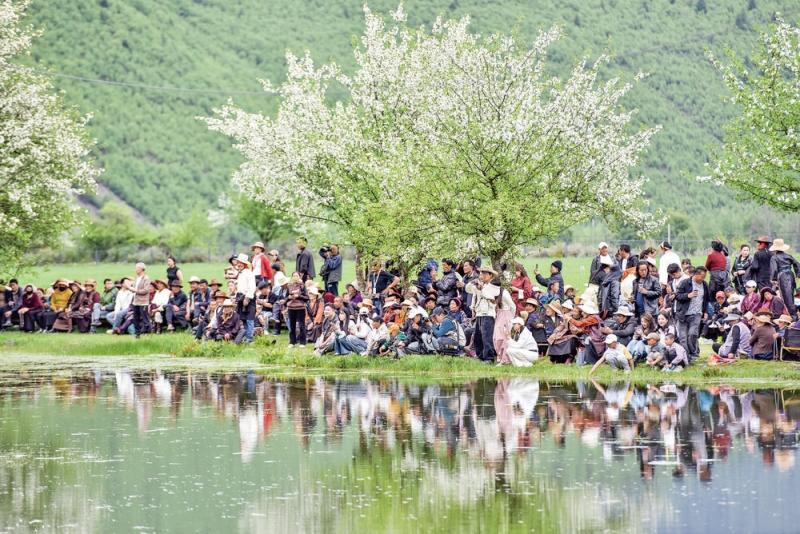 ༄༅། །ཡིད་འོང་སྤུ་གྲིའི་རྒྱུ་དང་ཁྱད་ཆོས་སྐོར་གླེང་བ།