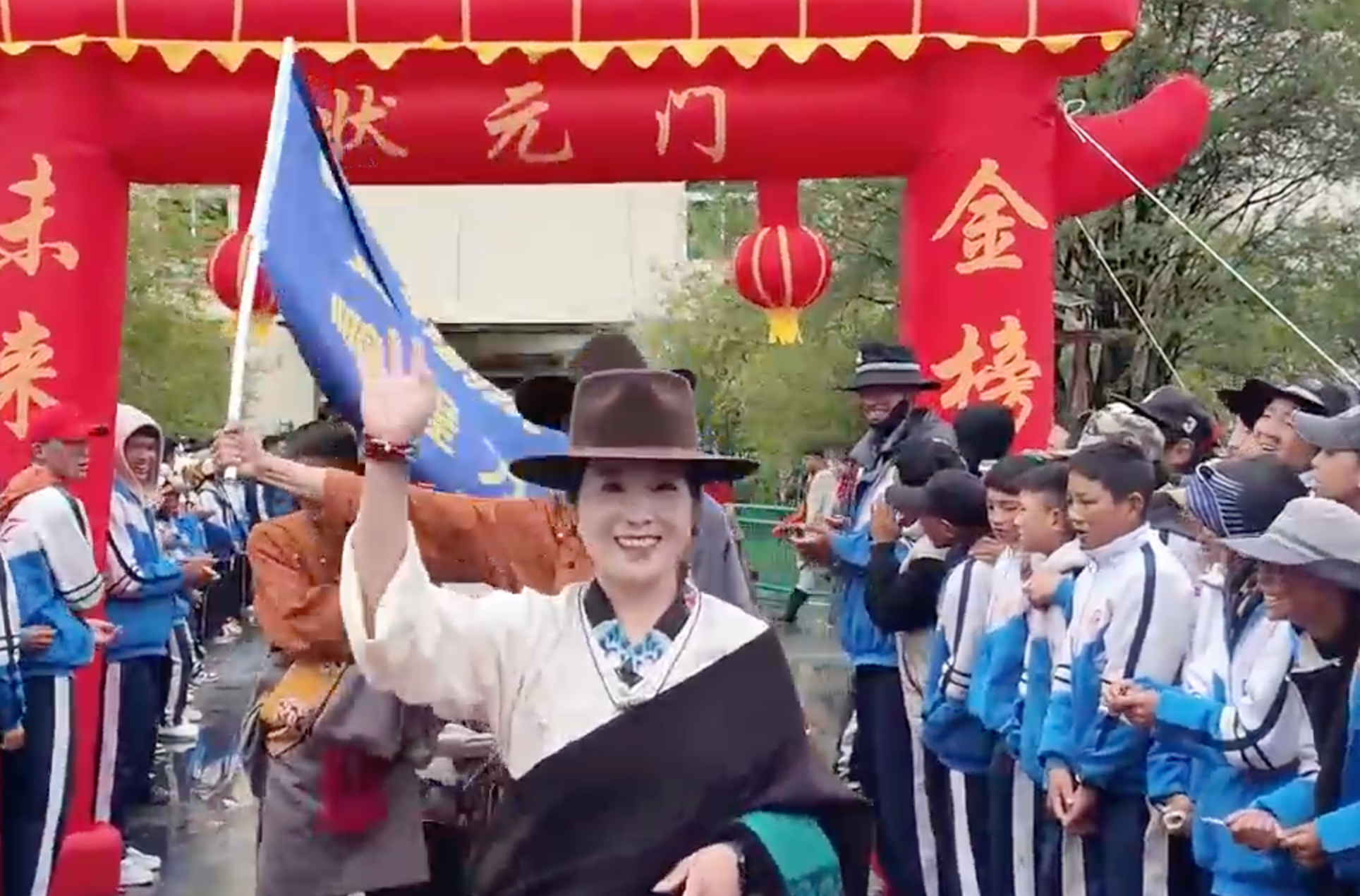 སི་ཁྲོན་ཞིང་ཆེན་དཀར་མཛེས་ཁུལ་སྡེ་དགེ་རྫོང་མ་ཎི་སློབ་འབྲིང་གི་མཐར་ཕྱིན་མཛད་སྒོ། 德格县马尼干戈初级中学毕业典礼