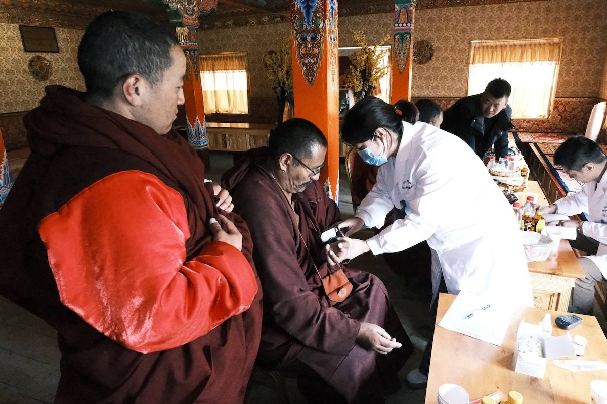 ཧྲེན་ཀྲེན་ཝེ་ཞུས་རེ་བའི་སློབ་ཆུང་གི་སྒོ་བྱང་བཀལ་བ་དང་གཅེས་སེམས་དངོས་ཟོག་ཞབས་འདེབས་ཀྱི་བྱེད་སྒོ་མཛོད་དགེ་རྫོང་བཞག་སྡོམ་གྲོང་རྡལ་ལྟེ་བའི་སློབ་གྲྭ་རུ་སྤེལ་བ།