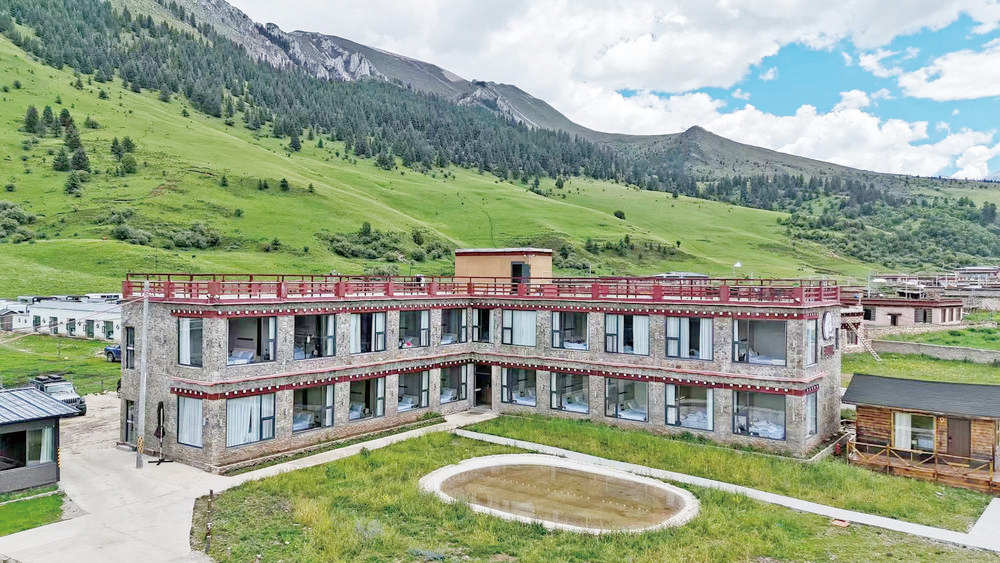 党建引领绘新景 格聂小镇绽新颜