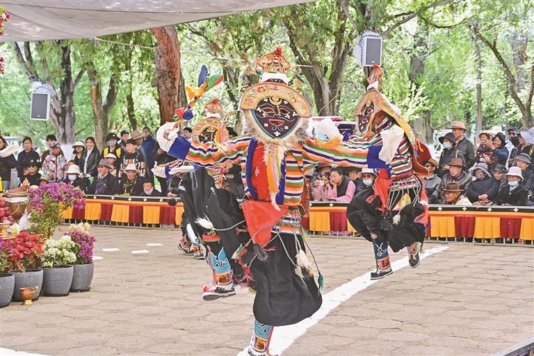 ལྔ་གཅིག་དུས་བཟང་ས་མཐོར་འཆར་བའི་ཚེ། ཡུལ་གྲུ་ཀུན་ཏུ་དགའ་སྤྲོའི་རྣམ་པས་ཁེངས།