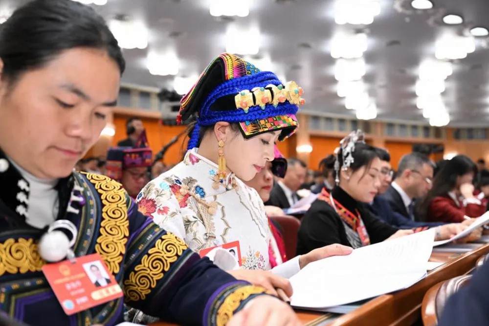 འཐུས་མི་ཁོང་ནི་རྒྱལ་རོང་གི་རྒན་རྒོན་74ཡི་“དྲིན་ཆེན་ཨ་མ་”ཡང་རེད།