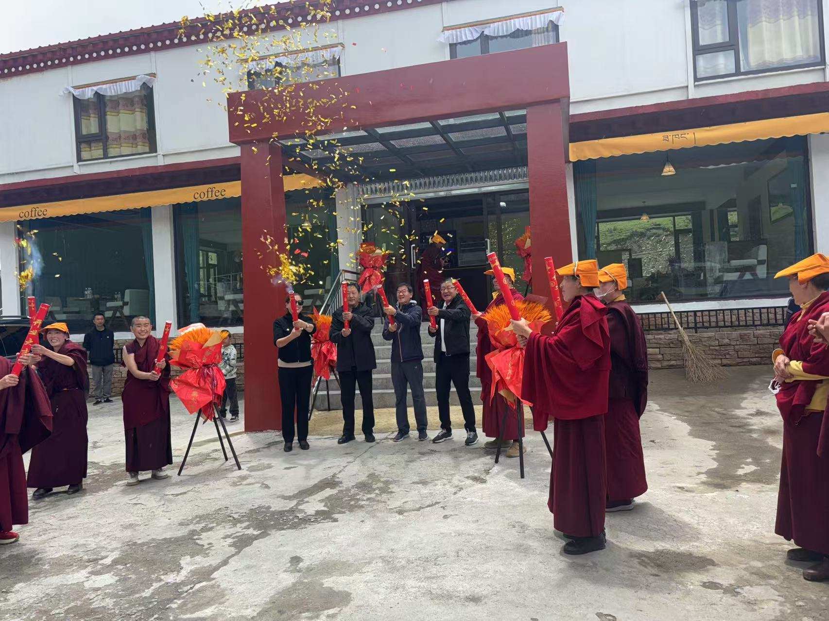 自力更生 多元经营！雅江158k觉姆寺咖啡馆开业助力 “以寺养寺” 落地见效