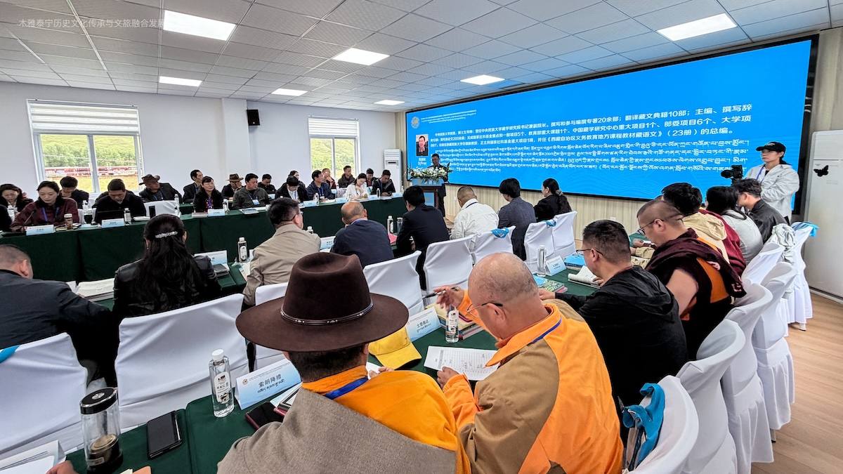 《ཀྲུང་ཧྭ་མི་དམངས་སྤྱི་མཐུན་རྒྱལ་ཁབ་ཀྱི་མི་རིགས་མཐུན་སྒྲིལ་ཡར་ཐོན་སྐུལ་སྤེལ་བཅའ་ཁྲིམས》ལག་བསྟར་གཏིང་ཟབ་བྱས་ནས་ཀྲུང་ཧྭ་མི་རིགས་གཅིག་མཐུན་ཚོགས་པའི་འདུ་ཤེས་བརྟན་པོ་འཛུགས་པ་དང་མགར་ཐར་ཡུལ་གྱི་རིག་གནས་ལོ་རྒྱུས་རྒྱུན་འཛིན་འཕེལ་རྒྱས་བཞུགས་མོལ་ཚོགས་འདུ་དེ་དཀར་མཛེས་ཁ