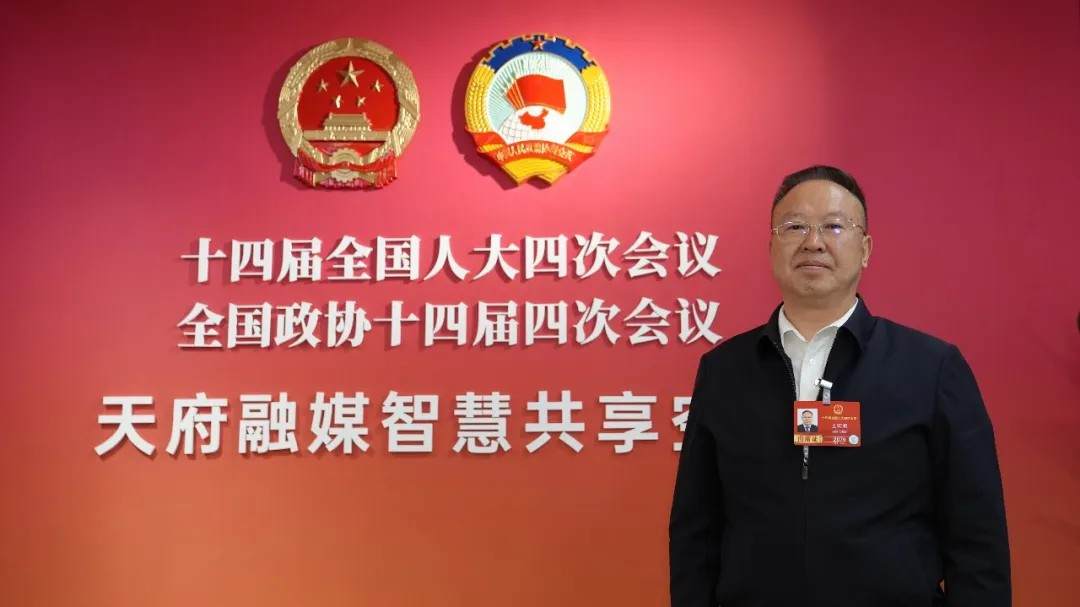 རྔ་བ་ཁུལ་གྱི་ཁུལ་དཔོན་གཞོན་པ་ཝང་ཧྲུའུ་མིང་ལ་ཆེད་དོན་བཅར་འདྲི་བྱས།