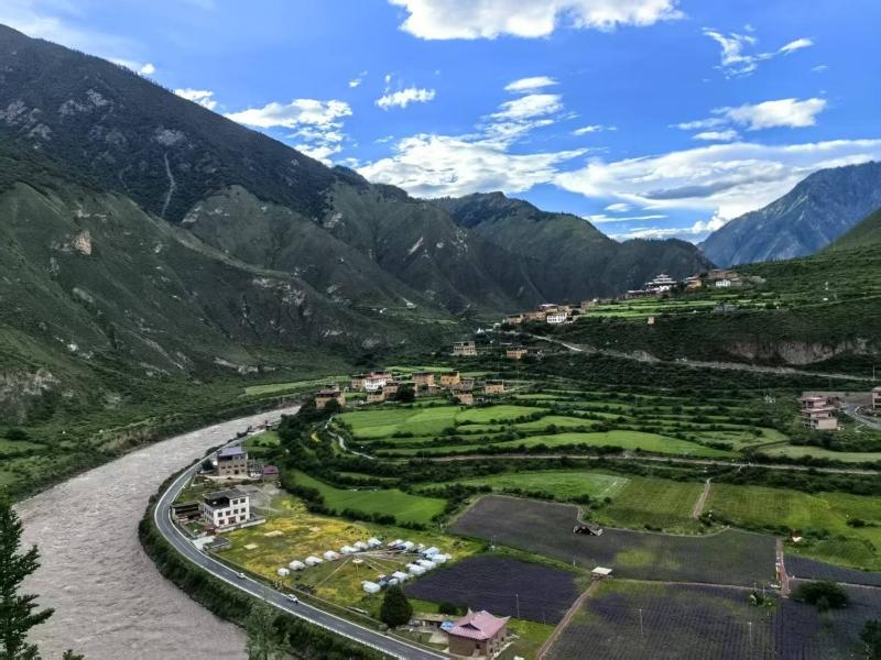 ཧུང་ཡོན་རྫོང་གིས་ལྗོངས་རྒྱུའི་བསྟི་གནས·ཨ་ལུང་ལམ་ཞེས་པའི་འགོ་ཚུགས་མཛད་སྒོ་སྤེལ།