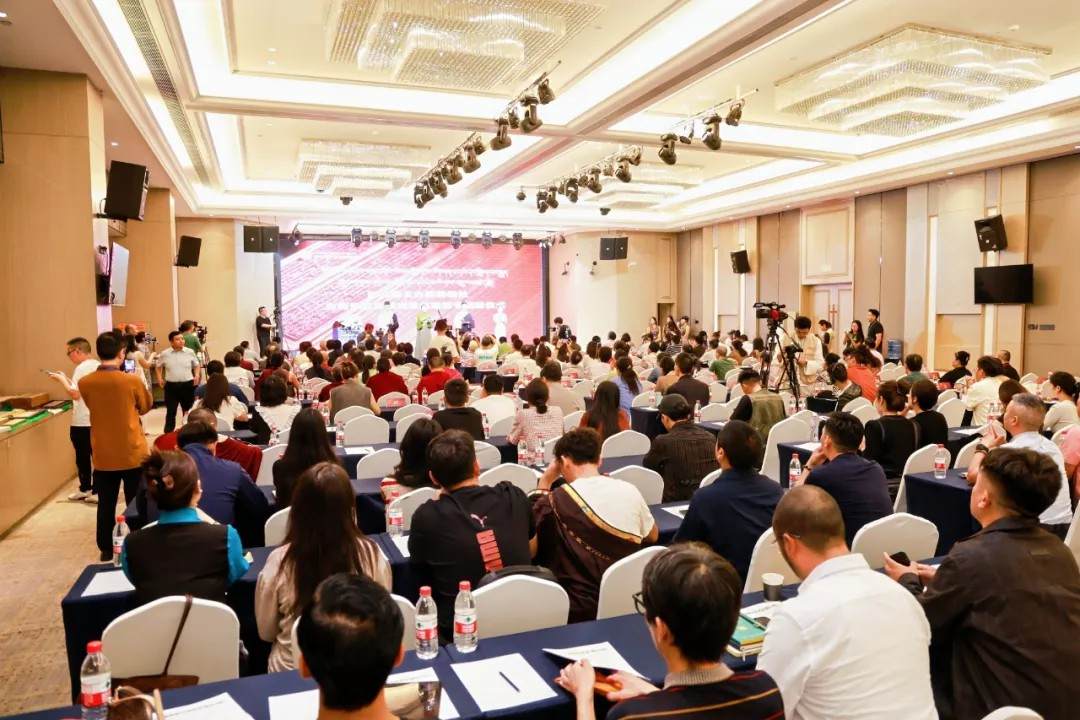 སི་ཁྲོན་བོད་ཡིག་གནའ་དཔེ་ལེགས་སྒྲིག་ཁང་གི་གནའ་དཔེ་དག་སྒྲིག་པར་སྐྲུན་གྲུབ་འབྲས་འགྲེམས་སྟོན་དང་དཔེ་དེབ་ལེགས་འབུལ་མཛད་སྒོ།