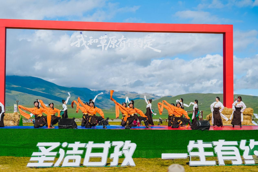 草原赛马场上，一场文艺汇演的民族团结叙事