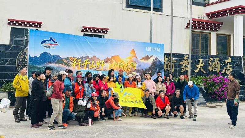 繁花迎客、非遗助兴！得荣县瓦卡情舞花海景区迎来假期首批游客