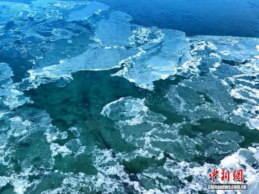 航拍冬日青海湖冰凌荡漾