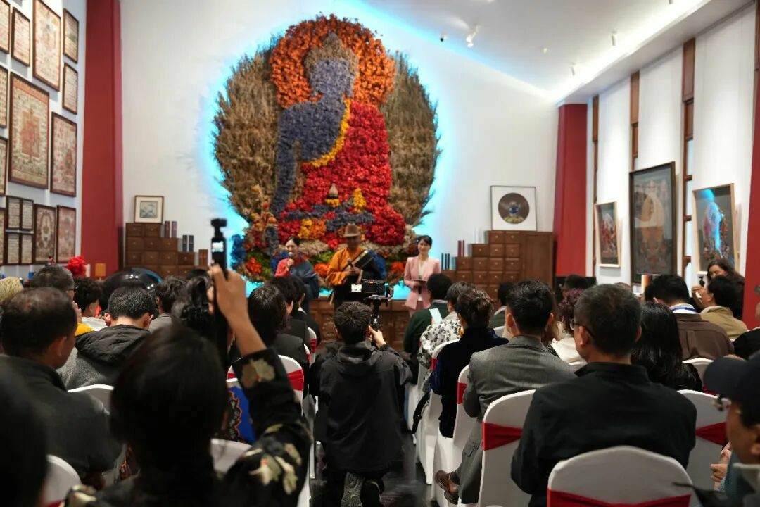 ཨ་རུའི་སྙིང་པོའི་སྤོས་ལྡན་གྲོང་ཁྱེར་དུ་ཡོད་པའི་ལྟེ་གནས་ཀྱི་སྒོ་འབྱེད་མཛད་སྒོ།