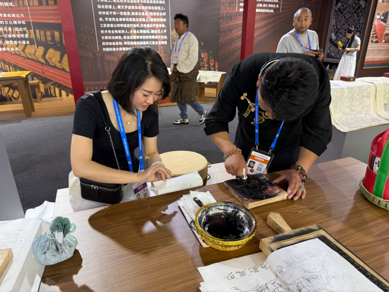 དཀར་མཛེས་ལྷ་སྒང་རྩྭ་ཐང་གིས་རི་ཐང་རིག་གནས་ཀྱི་ངོ་མཚར་གཏམ་རྒྱུད་གསར་པ་བརྩམས།