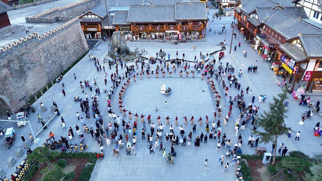 གནའ་མཁར་བརྗིད་ཉམས་ཆེ་བའི་ནང་། བསིལ་འཇམ་རླུང་བུ་དལ་བུར་རྒྱུ།——ཟུང་ཆུའི་གནའ་མཁར་གྱི་བསིལ་འཇམ་ཆེ་བའི་ཁོར་ཡུག་དེ་ཚ་གཡོལ་བྱ་ཡུལ་གསར་པ་ཞིག་ཏུ་གྱུར།